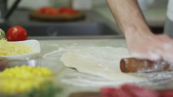 Fazer pizza na cozinha — Vídeo de Stock