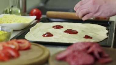 Mutfakta pizza yapmak