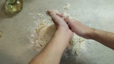 Erkek mutfak boyuyla hamur yapma