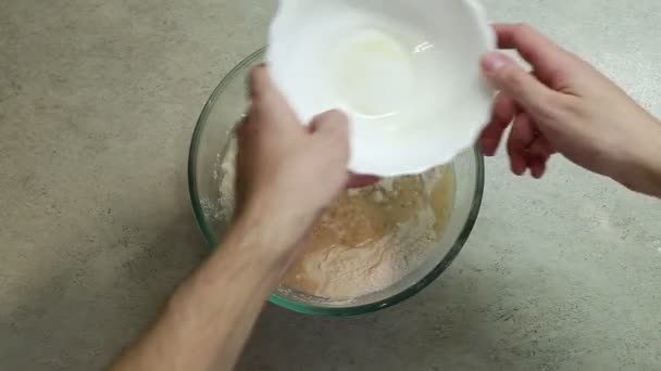 Fazendo massa por mãos masculinas na cozinha — Vídeo de Stock