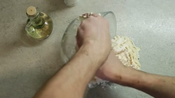 Erkek mutfak boyuyla hamur yapma — Stok video