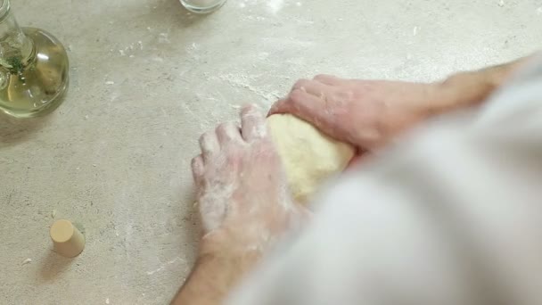 Fare la pasta da mani maschili a cucina — Video Stock