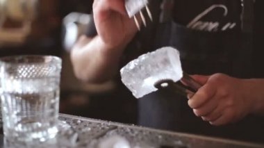 Barmen mannually ezilmiş buz ahşap metal bıçak ile.