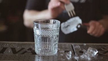 Barmen mannually ezilmiş buz ahşap metal bıçak ile.
