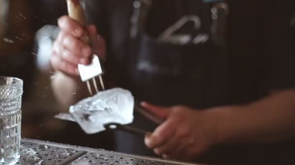 Cantinero manualmente aplastado hielo con cuchillo de metal de madera . — Vídeos de Stock