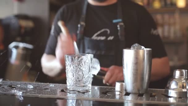 Barman mannually ledová tříšť s dřevěnými kovový nůž. — Stock video