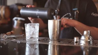 Barthender kokteyl barda yapar.
