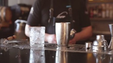 Barthender kokteyl barda yapar.