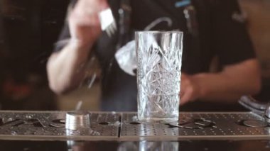 Barthender kokteyl barda yapar.
