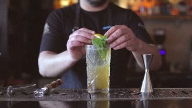 Barthender kokteyl barda yapar.