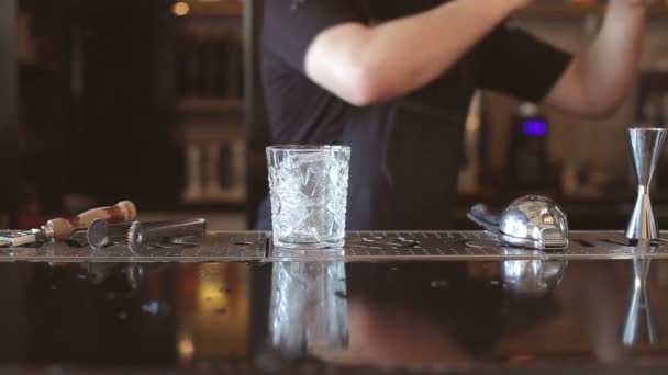 Бартендер делает коктейли в баре — стоковое видео