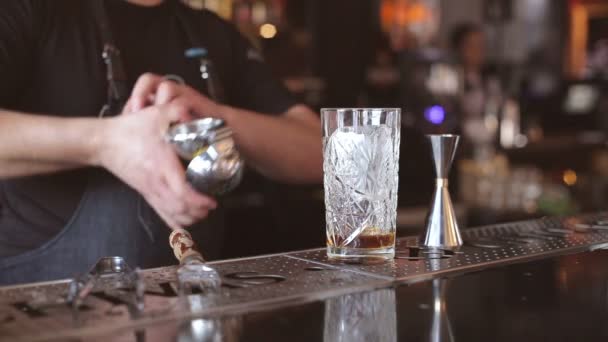 Barthender macht Cocktails an der Bar — Stockvideo