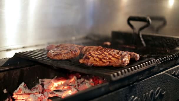Heerlijke biefstuk, hete barbecue grill. — Stockvideo