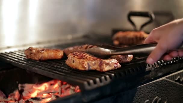 Heerlijke biefstuk, hete barbecue grill. — Stockvideo