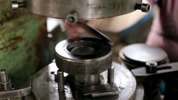 Arbeit macht Stahl zum Detail an der Maschine — Stockvideo