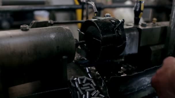 Работа делает детали из стали на станке — стоковое видео