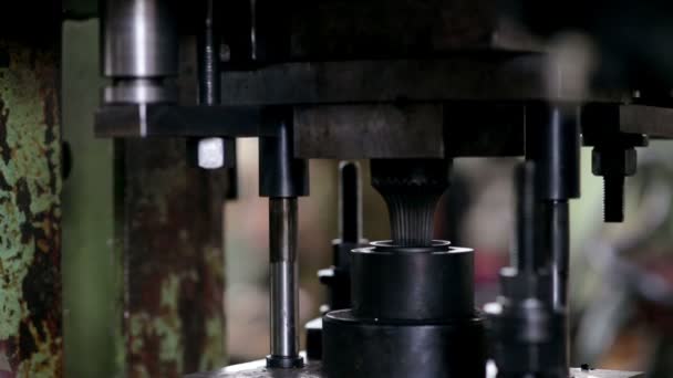 O trabalho faz o detalhe de aço da máquina — Vídeo de Stock