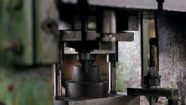 Le travail fait le détail en acier de sur la machine 