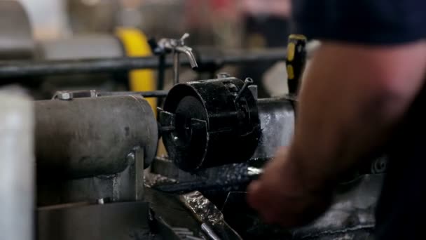 El trabajo hace que el detalle de acero de la máquina — Vídeos de Stock