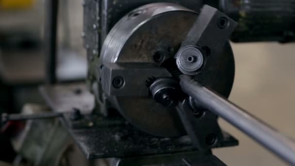 Le travail fait le détail en acier de sur la machine — Video