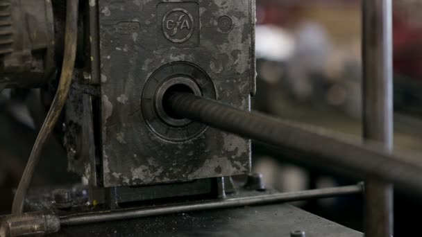 Práce dělá ocelové detail na stroji — Stock video