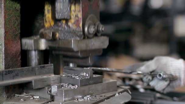 Arbeit macht Stahl zum Detail an der Maschine — Stockvideo