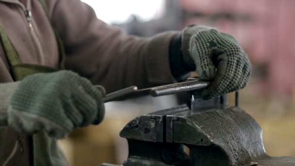Работа делает детали из стали на станке — стоковое видео