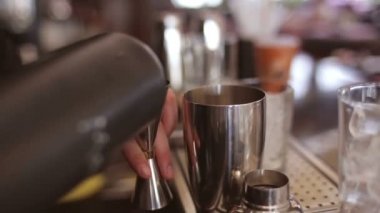 Barmen bir barda kokteyl yapmak