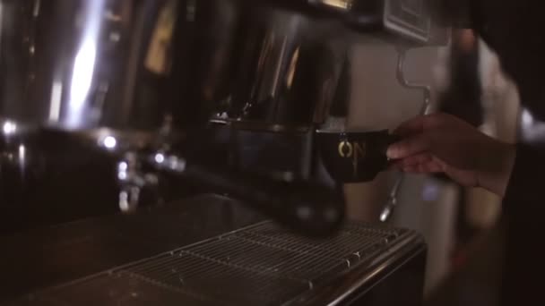 Bartender gör en kaffe vid kaffemaskinen — Stockvideo