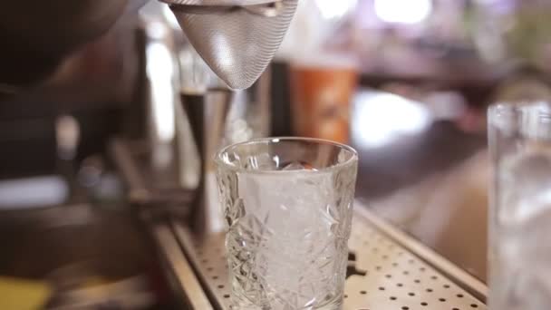 Il barista fa il cocktail in un bar — Video Stock