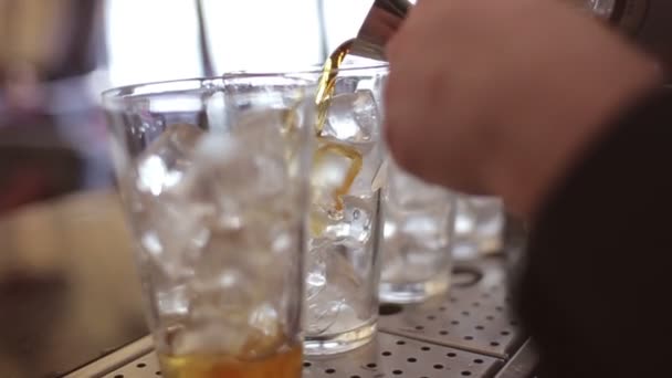 Barman Maak cocktail in een bar — Stockvideo