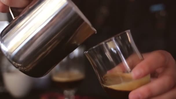 Barista gießt im Coffeeshop Milch in Cappuccino oder Latte — Stockvideo