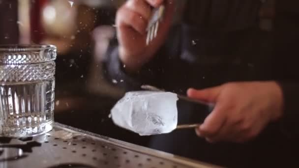 Barkeeper zerkleinert Eis mit Holzmetallmesser. — Stockvideo