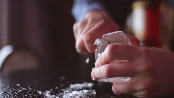 Cantinero manualmente aplastado hielo con cuchillo de metal de madera . — Vídeos de Stock