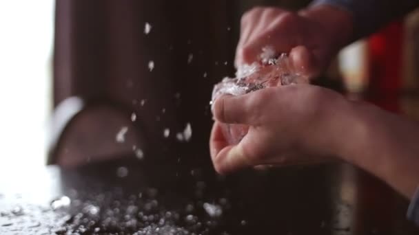 바텐더 mannually 나무 금속 칼으로 얼음 분쇄. — 비디오