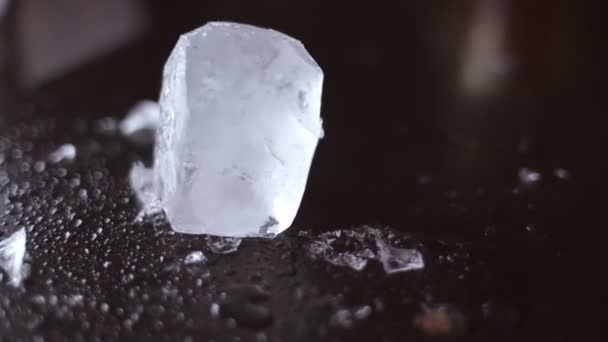 Μπάρμαν mannually θρυμματισμένο πάγο με ξύλινο μαχαίρι μετάλλων. — Αρχείο Βίντεο
