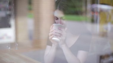 Restoran veya Cafe kahve içme kadın
