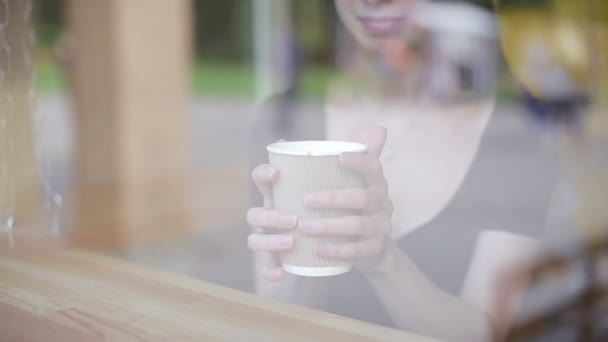 Mujer tomando café en restaurante o cafetería — Vídeos de Stock