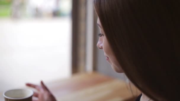 Mujer tomando café en restaurante o cafetería — Vídeos de Stock