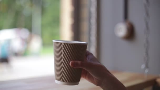 Nő az étteremben, vagy kávézóban kávét iszik — Stock videók
