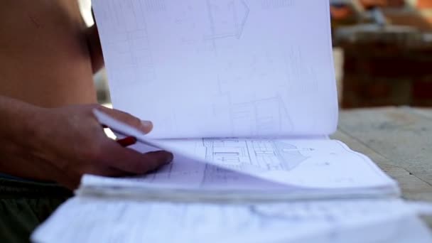 Lavoro che studia disegno in un cantiere — Video Stock