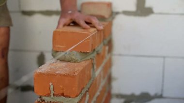 Tuğla inşaat alanında iş bırakır