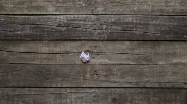 Eski bir tahta arka plan üzerinde animasyon gelen mektup