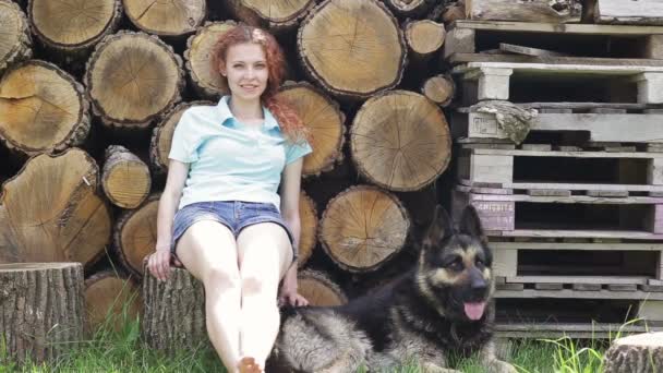 Mulher com seu belo cão descansando ao ar livre — Vídeo de Stock