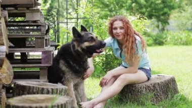 Açık havada dinlenme onun güzel köpek kadınla