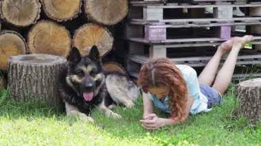 Açık havada dinlenme onun güzel köpek kadınla