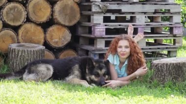 Açık havada dinlenme onun güzel köpek kadınla