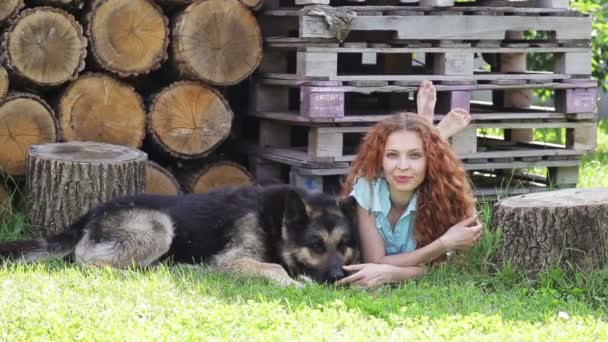 Mujer con su hermoso perro descansando al aire libre — Vídeos de Stock