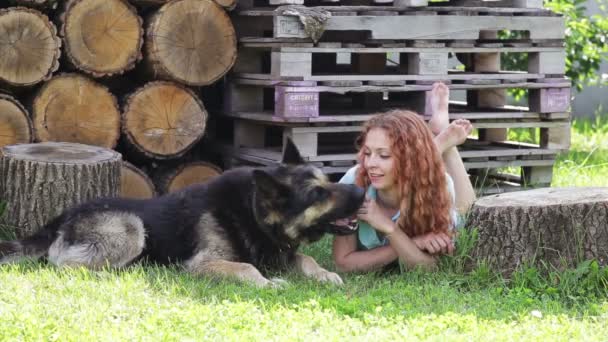 Mujer con su hermoso perro descansando al aire libre — Vídeos de Stock