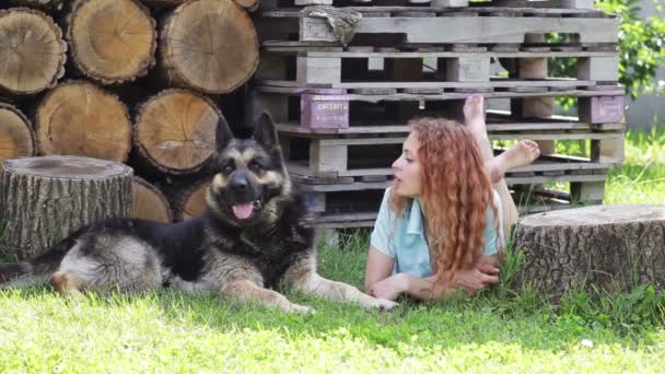 Mulher com seu belo cão descansando ao ar livre — Vídeo de Stock